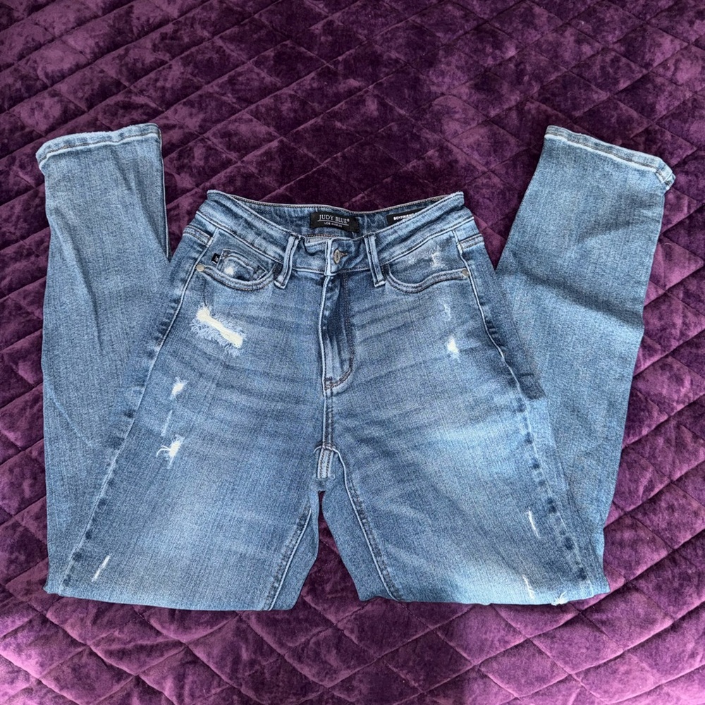 Judy Blue Women's Light Blue Boyfriend Jeans with Subtle Distressing